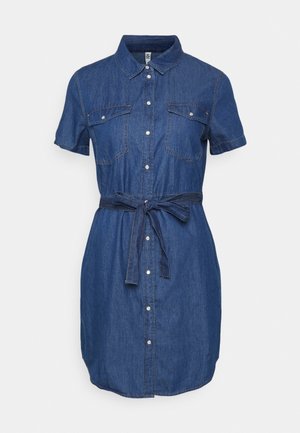 Robe-chemise en denim bleu à manches courtes avec fermeture boutonnée sur le devant, deux poches poitrine et ceinture assortie nouée à la taille.