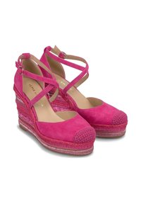 Zapatos de cuña de ante rosa con cinturones cruzados en el tobillo, punta redonda y plataforma de textura tejida con un acento metálico.