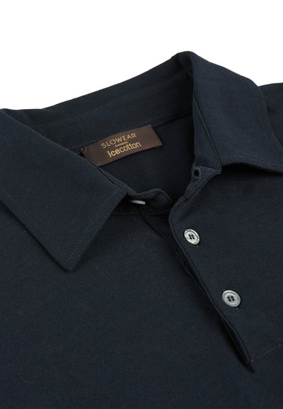 Navy Baumwoll-Polohemd mit klassischem Kragen, dreiknöpfiger Knopfleiste und dezenten Stichdetails. Das Etikett trägt die Aufschrift "Slowear Icecotton."