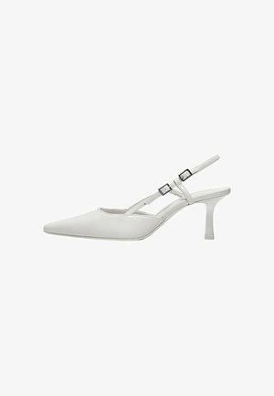 Weiße Slingback-Pumps aus Leder mit spitz zulaufender Vorderkappe, mittelhohem Absatz und zwei verstellbaren Schnallenriemen über dem Spann.