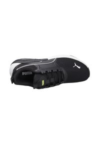 Schwarzer Sportschuh mit einem strukturierten Mesh-Obermaterial, weißer Gummisohle und reflektierenden Akzenten. Verfügt über ein Markenlogo und neon-gelbe Details.