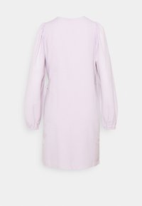 Vestido de color púrpura claro con mangas largas abullonadas, tejido texturizado y corte recto, que presenta lazos laterales para un ajuste ajustable. Se muestra la vista posterior.