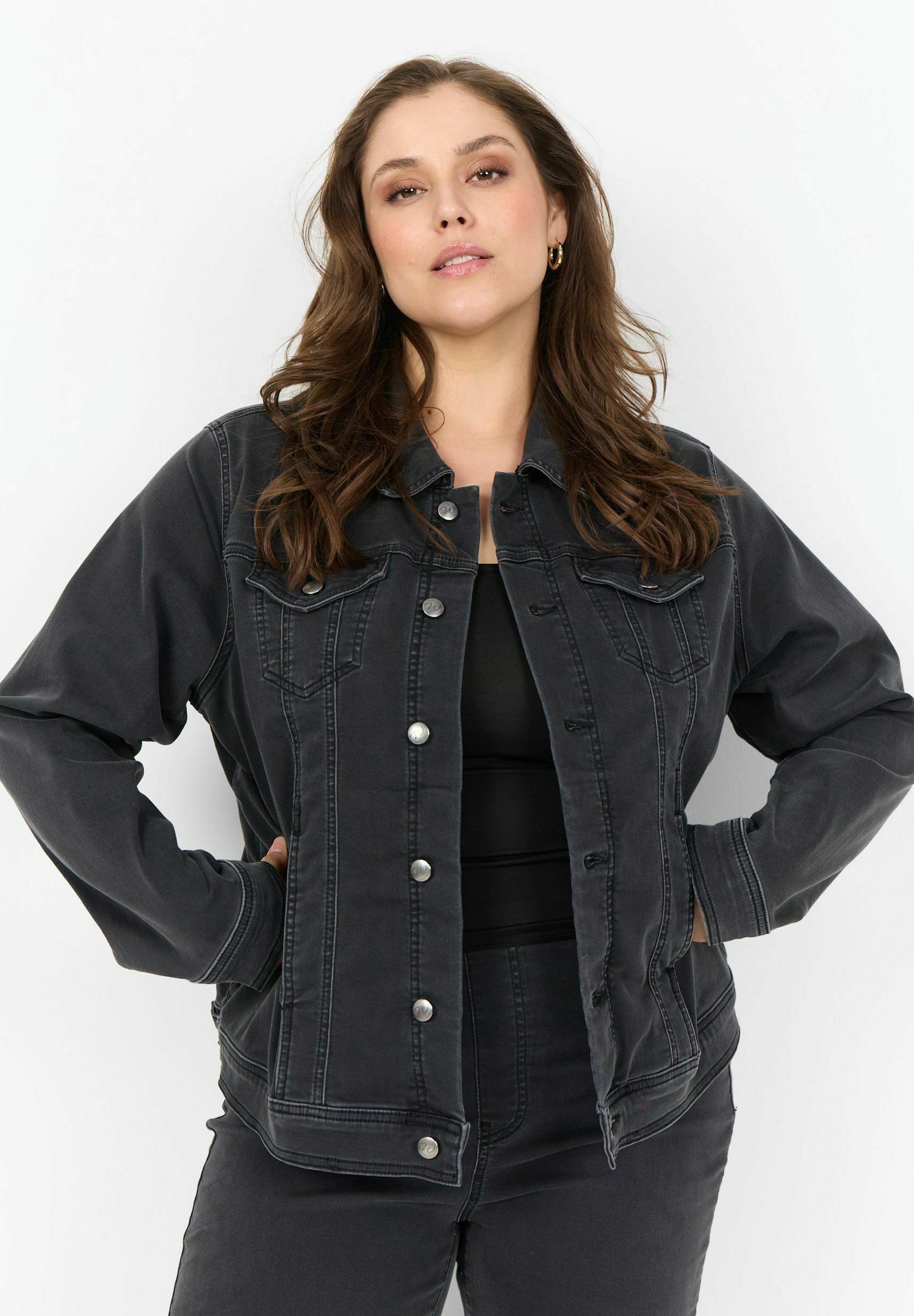 Giacca Nera Jeans E Maglietta Nera Wasabi Concept Giacca Di Jeans