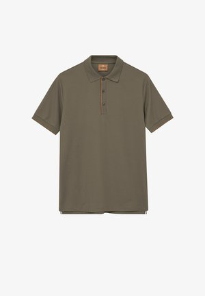 Kratka majica polo olivno zelene barve s tremi gumbi ter rjavim in modrim okrasom na odprtini za gumbe in robovih rokavov.