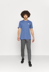 adidas Performance ESSENTIALS 3STRIPES - Trainingsbroek - dark grey heather/black