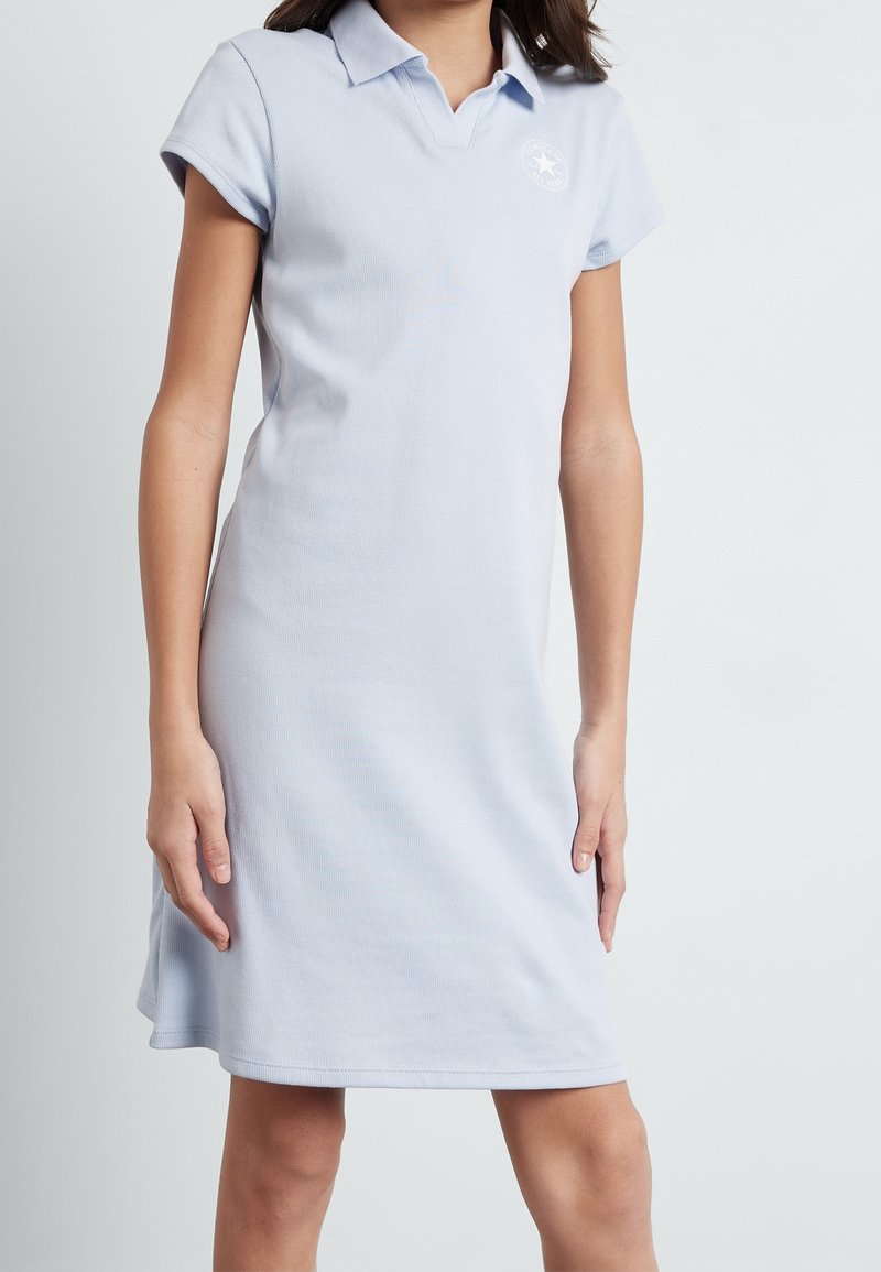 Polo jurk in lichtblauwe katoen, korte mouwen, klassieke kraag en een logo-patch op de borst; knie-lengte met een relaxed fit.