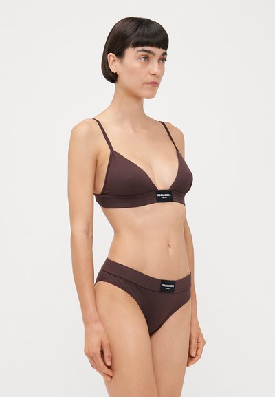 Brun bikini sæt med en trekantet bralette og moderate dækning på bunden. Fremstillet af glat stof med logo-mærker på begge dele.