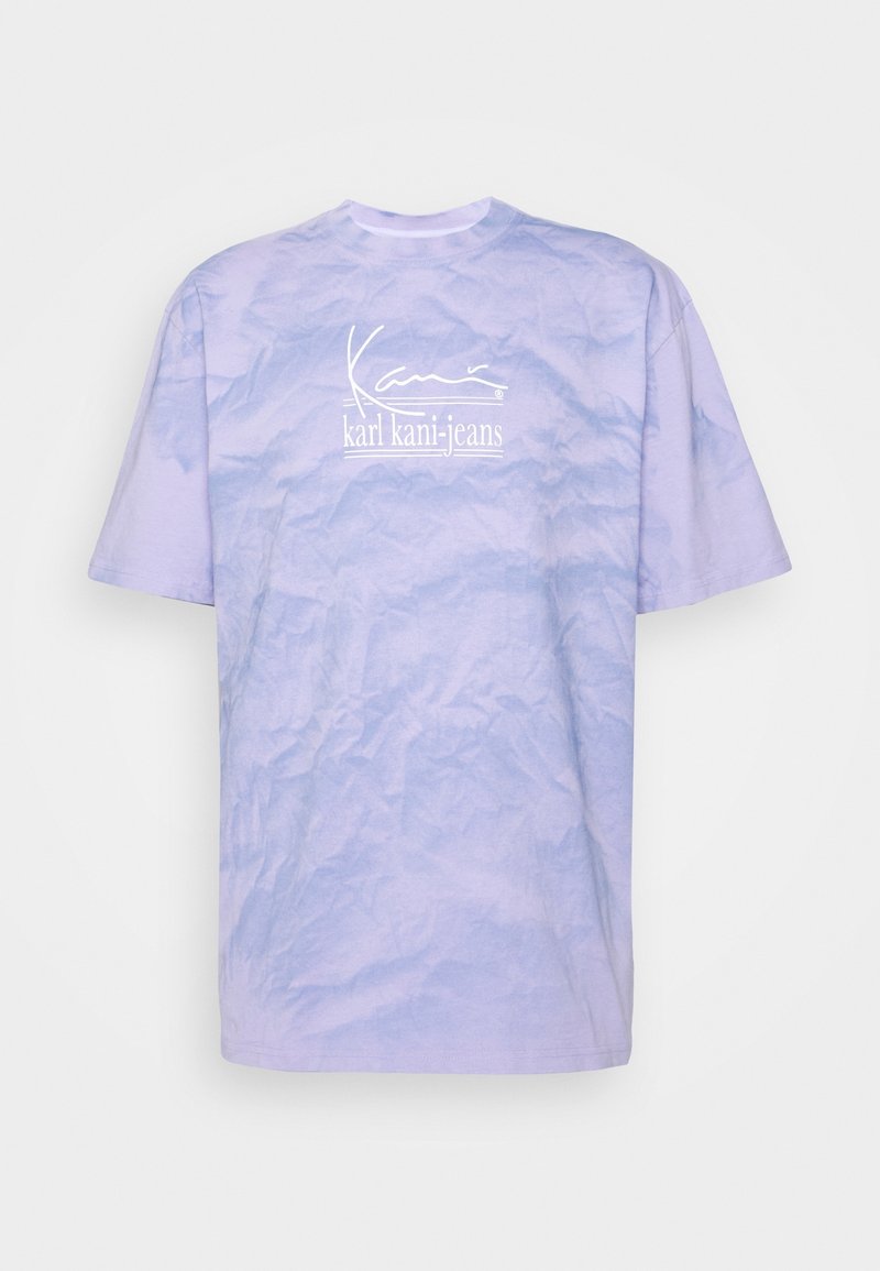 T-shirt di tessuto viola chiaro con una vestibilità rilassata, caratterizzato da un logo bianco centrato sul petto e da una texture increspata visibile.