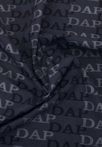 Tejido azul marino con un patrón repetido de la palabra "DAP" en diferentes tonos de gris, creando un efecto visual texturizado.