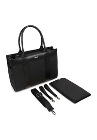 Saco tote preto de nylon com duas alças, apresentando alças com logótipos. Inclui uma alça de ombro destacável e um porta-objectos interior almofadado destacável.
