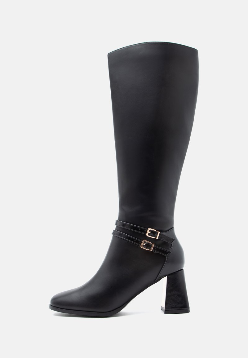 Černá kožená bota do půli lýtek s špičatou špičkou, dvěmi dekorativními popruhy se zlatými přezkami a masivním texturovaným podpatkem.