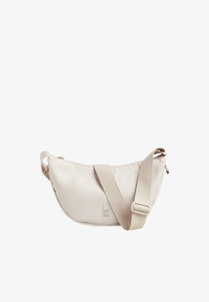 Mała beżowa torebka na ramię z regulowanym paskiem i zamkiem błyskawicznym, z logo "GOT BAG." na środku z przodu.