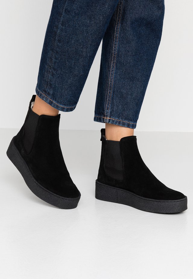 Stivaletti con plateau - black