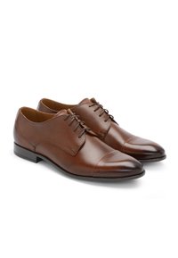 Scarpe da uomo in pelle marrone con finitura liscia, design con lacci, punta arrotondata e tacco basso, con dettagli di cucitura discreti.