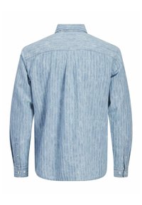 Chemise en denim bleu clair à manches longues avec poignets boutonnés vue de dos, présentant un col à pointes écartées et une texture verticale subtile.