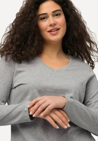 Ulla Popken LANGARM BASIC & V-AUSSCHNITT - Svetr - gray-mottled