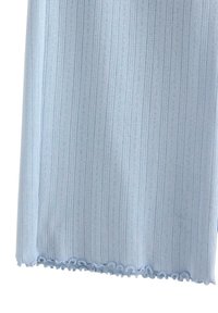 Taivaansininen kangas, jossa on pystyraidat ja hienovaraisia kuvioita. Helma on aallotettu. Kevyt ja tekstuuri. Sopii arkikäyttöön.
