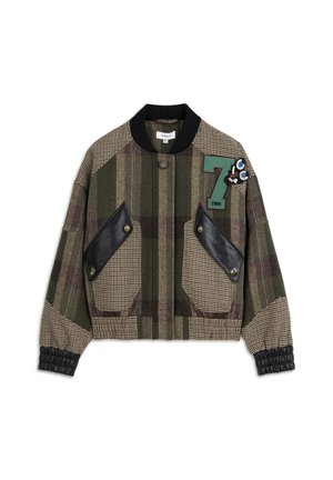 Korte bomberjack met een ruitenpatroon in groen en bruin, voorzien van zwarte leren accenten, twee grote zakken en geborduurde details.