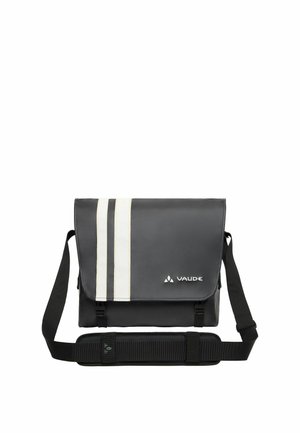 Schwarze Vaude Messenger-Tasche mit zwei weißen vertikalen Streifen, verstellbarem Schultergurt und Frontklappe mit Schnallen.