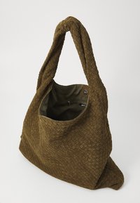 Sac fourre-tout tissé en vert olive avec une surface texturée, doté d'une seule bandoulière et d'un haut ouvert, présentant une poche intérieure.