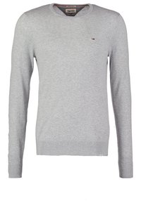 Pull gris clair à manches longues col rond avec poignets et ourlet côtelés, petit logo Tommy Hilfiger sur la poitrine gauche et étiquette de col de marque.