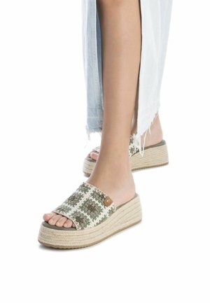 Sandalias estilo espadrille con un upper de textil trenzado en patrones verde y crema, que cuentan con una gruesa suela de plataforma de yute natural.