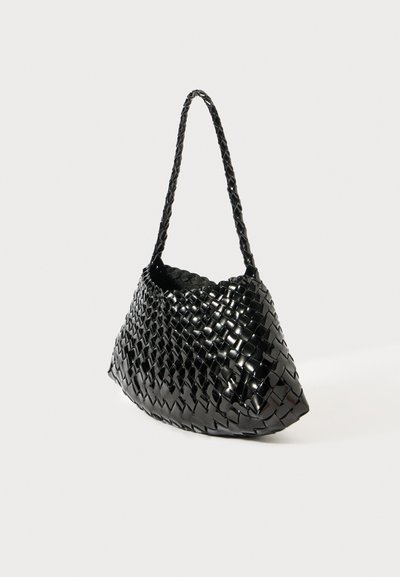 Bolsa de ombro tecida em preto com uma forma triangular distinta e alça trançada, apresentando um acabamento brilhante e uma superfície texturizada.