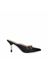 Mule in pelle nera con punta a stiletto, dotate di una fibbia dorata decorativa e di un elegante tacco argentato. Texture liscia e design minimale per uno stile versatile.