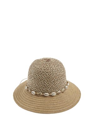 Cappello da sole intrecciato marrone chiaro con corona rotonda e tesa larga, decorato con una fascia di piccole conchiglie bianche.