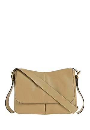 Sac bandoulière en cuir camel avec rabat avant et sangle ajustable, présentant une texture lisse et un design minimaliste.