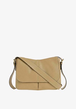 Sac bandoulière en cuir camel avec rabat avant et sangle ajustable, présentant une texture lisse et un design minimaliste.