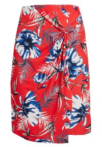 Falda roja con patrones florales y de hojas en azul y blanco, que presenta un detalle de nudo recogido en la parte delantera.