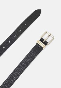 Ceinture en cuir noir avec une finition texturée, dotée d'une boucle en métal argenté et de trois trous pour l'ajustement. Les extrémités sont effilées pour un look élégant.