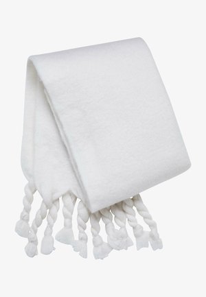 Bílá fleecová deka s točenými třásněmi na okrajích. Jemná textura, obdélníkový tvar a jednotná barva. Vhodná pro teplo a pohodlí.
