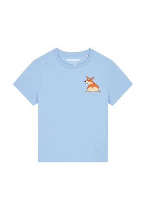 T-shirt en coton bleu clair avec une petite illustration d'un corgi sur la partie gauche de la poitrine, avec des couleurs orange et blanche et un design simple.