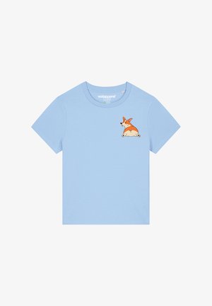 T-shirt en coton bleu clair avec une petite illustration d'un corgi sur la partie gauche de la poitrine, avec des couleurs orange et blanche et un design simple.