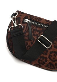 Taška s leopardím vzorom s hladkou textíliou, čiernym popruhom so striebornou prackou a detailom so zipsom.