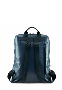 Zaino blu navy realizzato in materiale lucido, con spallacci regolabili, maniglia superiore e una tasca frontale con zip. Design semplice, hardware minimal.