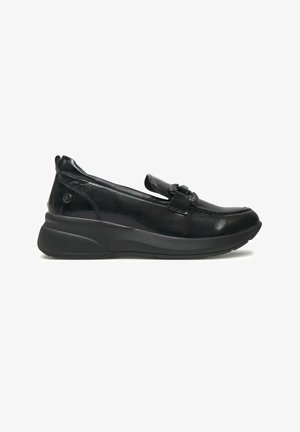 Scarpa slip-on in pelle nera con punta arrotondata, suola in gomma e fibbia decorativa. Presenta una finitura lucida e un colletto imbottito per il comfort.