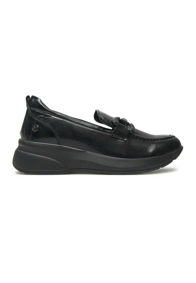 Scarpa slip-on in pelle nera con punta arrotondata, suola in gomma e fibbia decorativa. Presenta una finitura lucida e un colletto imbottito per il comfort.