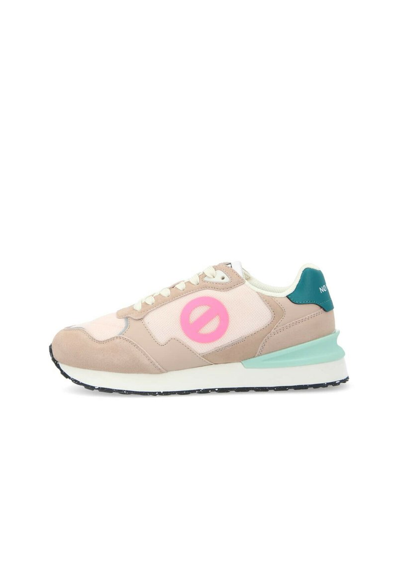 Sneakers con un logo rosa, tomaia in suede beige e rete, intersuola bianca, suola nera e dettagli turchesi sul tallone. Design con lacci.