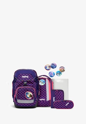 Lila-rosafarbene ergonomische Rucksack mit Fischschuppenmuster, Vordertasche, reflektierenden Akzenten und fünf runden Abzeichen, die Unterwasserszenen darstellen.