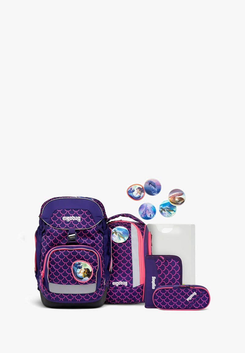 Lila-rosafarbene ergonomische Rucksack mit Fischschuppenmuster, Vordertasche, reflektierenden Akzenten und fünf runden Abzeichen, die Unterwasserszenen darstellen.