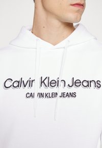 Calvin Klein Jeans MONOCHROME INSTITUTIONAL HOODIE - Camisola - bright white