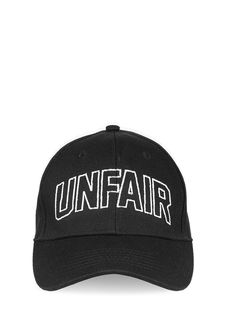 Schwarze Kappe mit auffälligem, weißen "UNFAIR"-Text auf der Vorderseite. Hergestellt aus Stoff mit einem strukturierten Design und einem gebogenen Schirm.