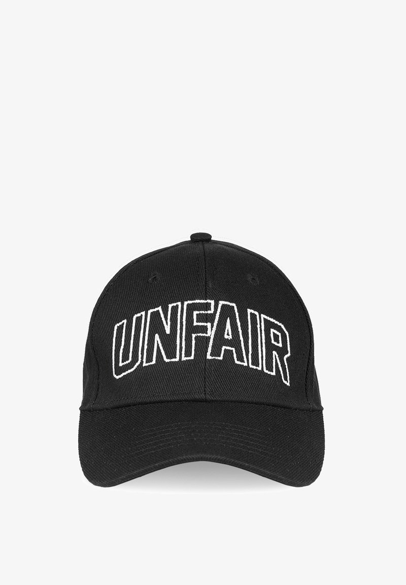 Schwarze Kappe mit auffälligem, weißen "UNFAIR"-Text auf der Vorderseite. Hergestellt aus Stoff mit einem strukturierten Design und einem gebogenen Schirm.