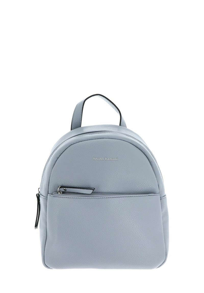 Sac à dos en cuir gris clair avec une forme arrondie, une poche avant zippée, une poignée supérieure et un logo de la marque sur le devant.