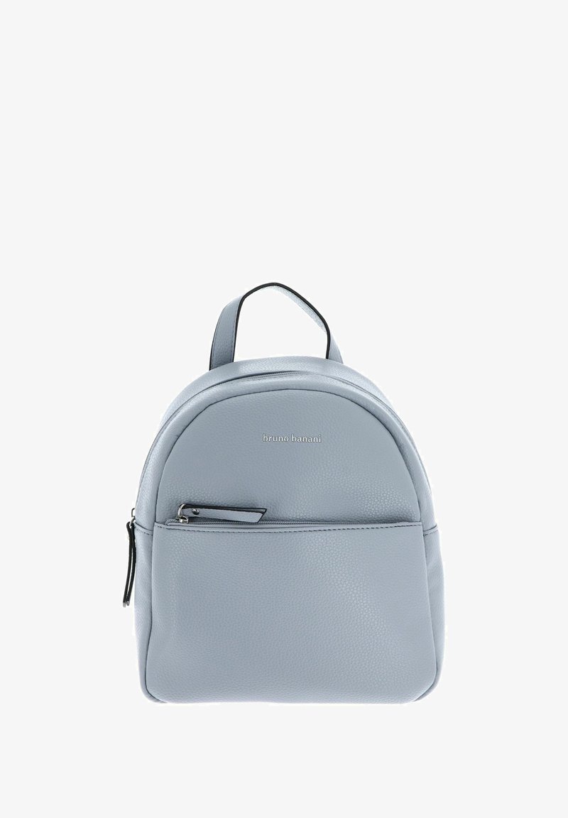 Sac à dos en cuir gris clair avec une forme arrondie, une poche avant zippée, une poignée supérieure et un logo de la marque sur le devant.