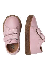 Scarpe in pelle rosa con due cinturini in Velcro, punta arrotondata e suole in gomma marrone. La texture è liscia con dettagli di cucitura.