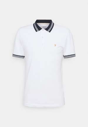 Weißes Poloshirt aus Baumwolle, mit einem navyblauen, gestreiften Kragen und Bündchen, einer Knopfleiste mit drei Knöpfen und einem kleinen goldenen Logo auf der Brust.